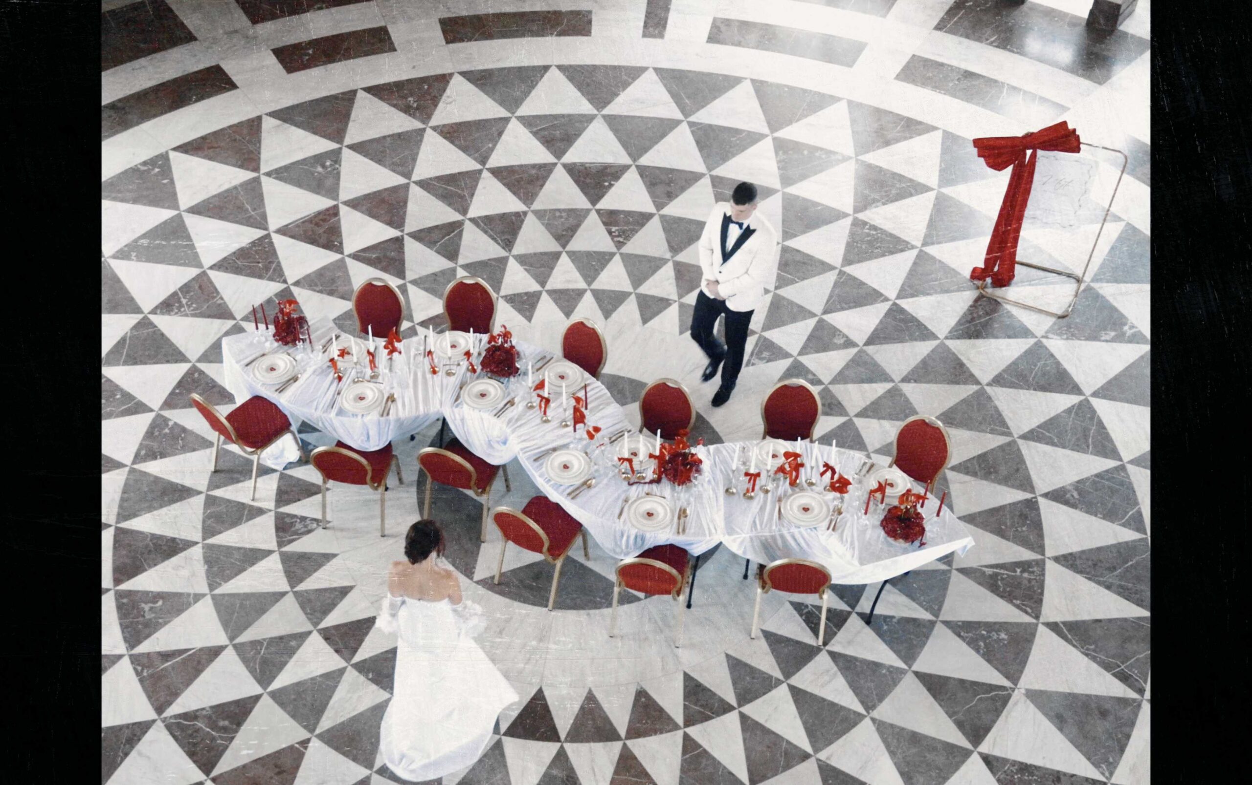 🌹 TEASER ZÁMEK KARLOVA KORUNA 💍

Koncept a organizace: @svatby_s_niki ve spolupráci s @lenka_vanickova
Dekorace: @vyzdobarna.cz
Lokace: @zamek_karlovakoruna
Nevěsta: @catherine_vasatkova
Ženich: @_probi_
Muah: @czech_mua
Svatební šaty: @ferovky
Pánský oblek: @klenoid_gentleman_store
Doplňky: @avantgard.wedding
Snubní prsteny: @oronico.klenotnictvi
Floristka: @vonava_pivonka
Tiskoviny: @svatebni.nezbytnosti
Fotografka: @lenka_vanickova @anifoti.cz
Kamera: @tomtroler.studio
Wedding content: @vowandwow_cz
Dort: @mafinka.studio
Talíře a sklo: @meatart.cz @mago_events

#wedding #svatba #svatebnikytice #svatebnimisto #zamek